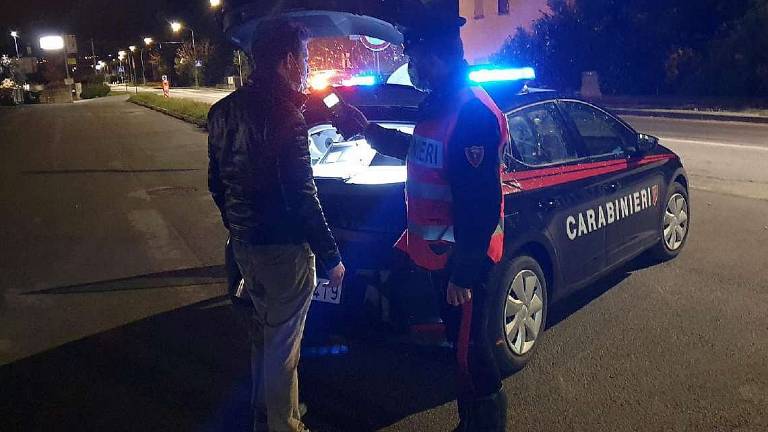 Cattolica. Picchiano carabiniere e scappano in Jaguar: arrestati Cattolica. Picchiano carabiniere e scappano in Jaguar: arrestati