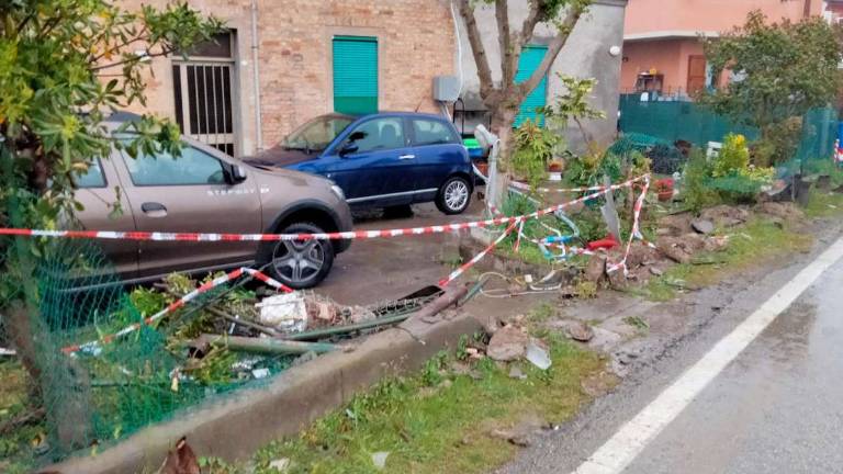 Forlì. Strada pericolosa, l'allarme: Le auto entrano in casa Forlì. Strada pericolosa, l'allarme: Le auto entrano in casa