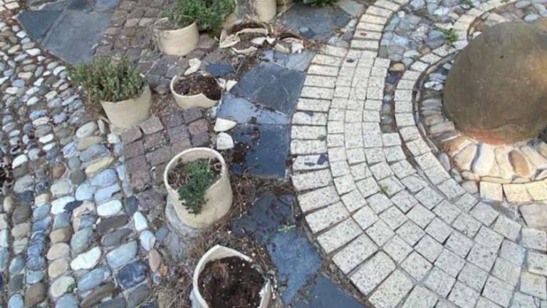 Ravenna, vandalizzata la fontana al Parco della Pace. Ravenna, vandalizzata la fontana al Parco della Pace.
