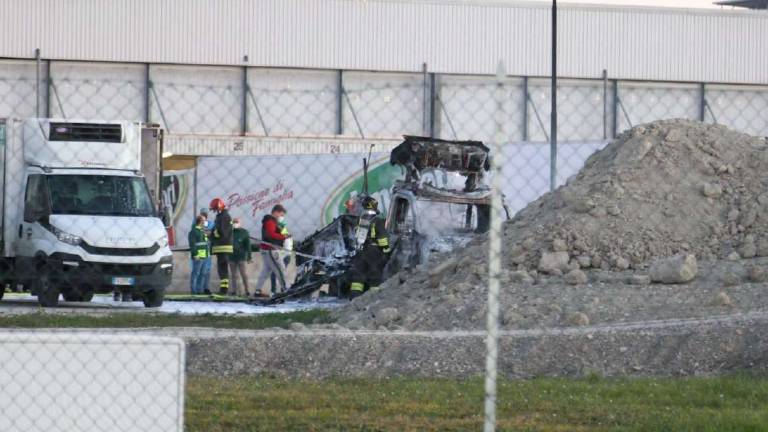 Cesena: furgone a fuoco nel parcheggio di Amadori Cesena: furgone a fuoco nel parcheggio di Amadori