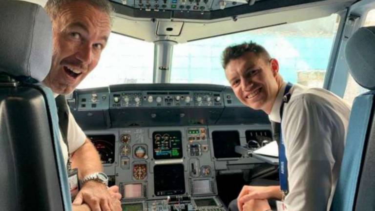 Tu sei di Modigliana? Anche io. Sull'aereo due piloti dello stesso paese Tu sei di Modigliana? Anche io. Sull'aereo due piloti dello stesso paese