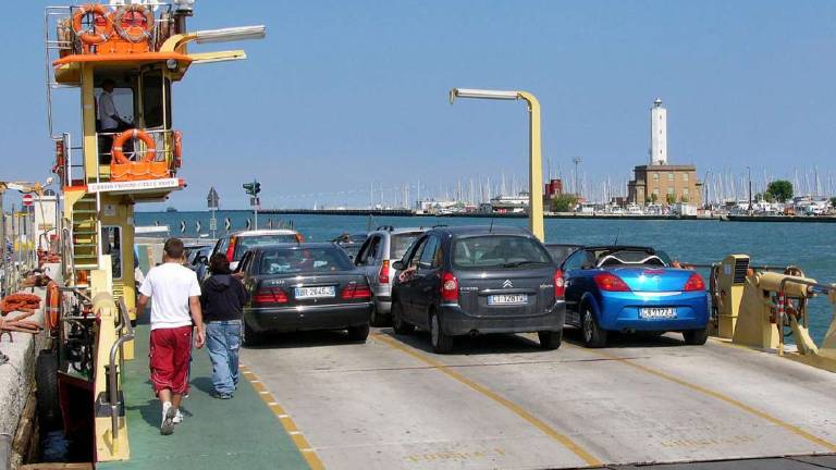 Traghetto Marina - Porto Corsini ridotte le tariffe per i residenti Traghetto Marina - Porto Corsini ridotte le tariffe per i residenti