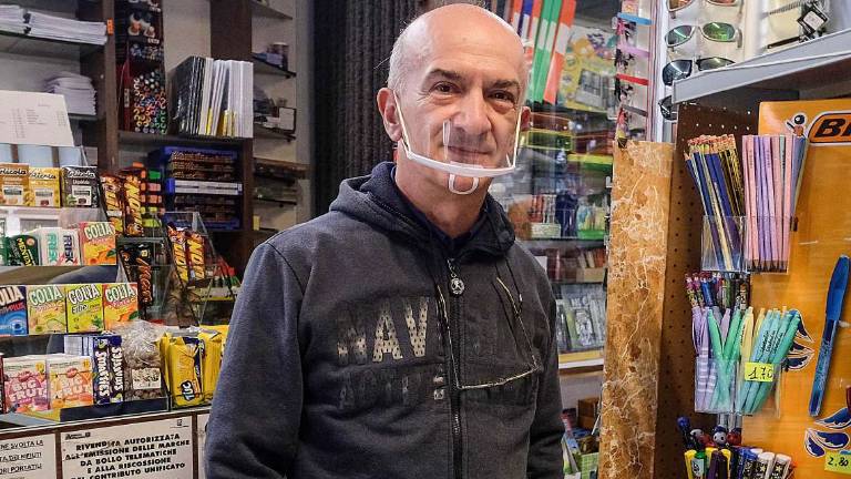 Il paraspruzzi per Ausl non basta ma dilaga in bar e ristoranti Il paraspruzzi per Ausl non basta ma dilaga in bar e ristoranti