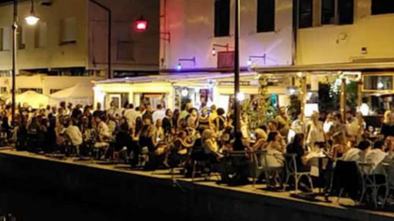 Cervia, il canalino stile Navigli. Tanta gente ma più controlli Cervia, il canalino stile Navigli. Tanta gente ma più controlli