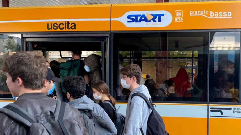 Covid-19: foto arancioni per esorcizzare le restrizioni a Cesena Covid-19: foto arancioni per esorcizzare le restrizioni a Cesena
