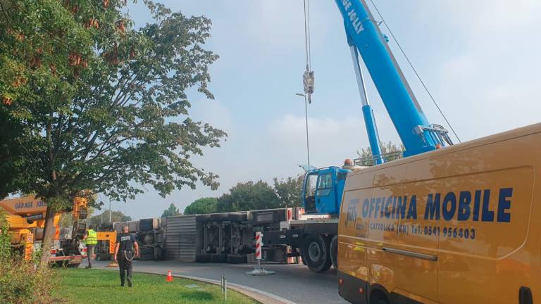 Riccione. Si ribalta Tir alla rotatoria di San Lorenzo: ferito l’autista Riccione. Si ribalta Tir alla rotatoria di San Lorenzo: ferito l’autista