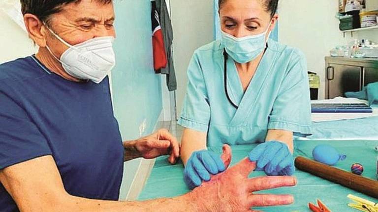 Dal Bufalini di Cesena al rischio squalifica a Sanremo: l'eterna passione social di Gianni Morandi Dal Bufalini di Cesena al rischio squalifica a Sanremo: l'eterna passione social di Gianni Morandi