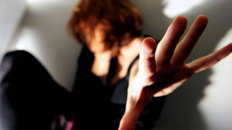 Rimini, picchia la fidanzata per le chat sui social Rimini, picchia la fidanzata per le chat sui social