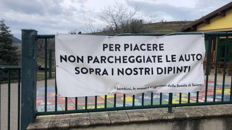 Cesena, per favore, non parcheggiate qui: alla scuola di Saiano c'è ancora il cartello delle elezioni del 22 settembre Cesena, per favore, non parcheggiate qui: alla scuola di Saiano c'è ancora il cartello delle elezioni del 22 settembre