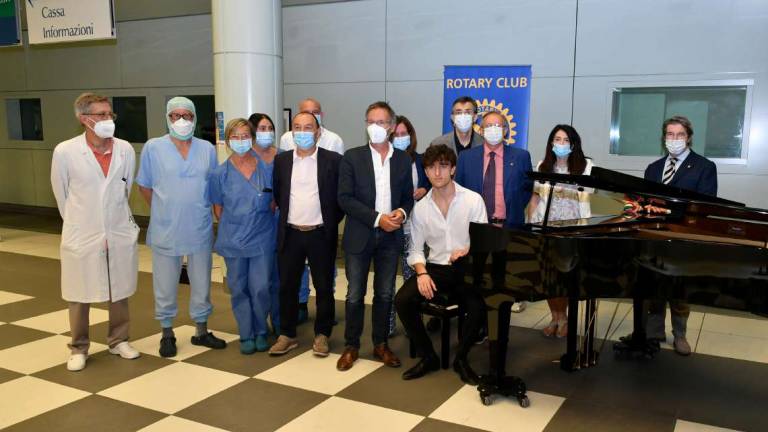 Il Rotary Club Forlì dona un pianoforte all'ospedale Il Rotary Club Forlì dona un pianoforte all'ospedale