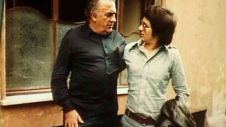Il giovane Spielberg a Roma nel 1971 ben accolto da Fellini Il giovane Spielberg a Roma nel 1971 ben accolto da Fellini