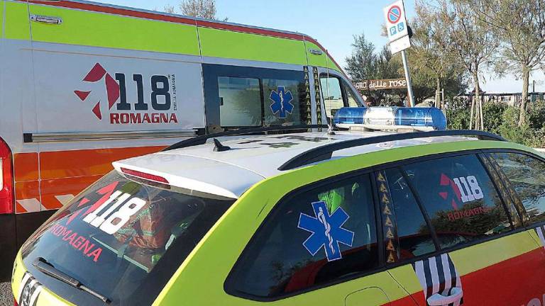 Ravenna, morta la bambina di 7 anni travolta da un'onda a Lido di Classe Ravenna, morta la bambina di 7 anni travolta da un'onda a Lido di Classe