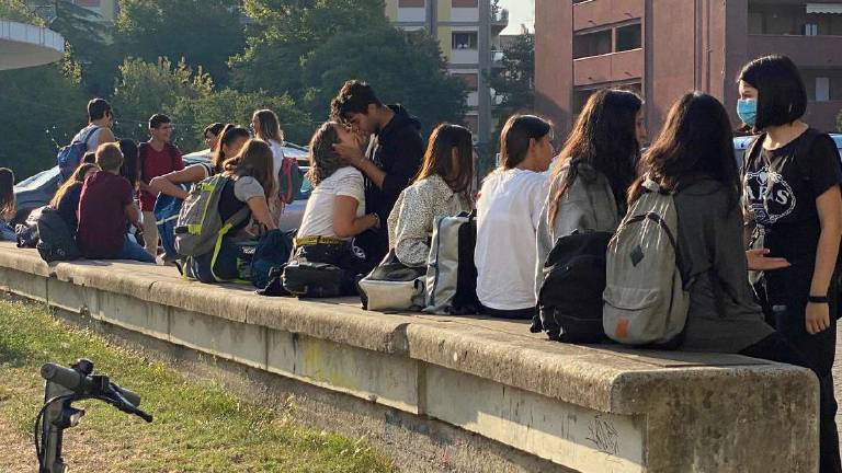 Coronavirus: altolà a Cesena per i baci fuori da scuola Coronavirus: altolà a Cesena per i baci fuori da scuola