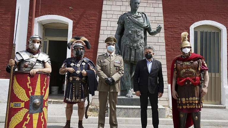 Giulio Cesare in piazza, Aries raccoglie oltre cento firme Giulio Cesare in piazza, Aries raccoglie oltre cento firme
