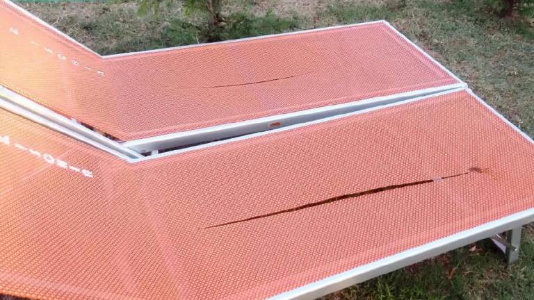 A Sogliano i vandali danneggiano i lettini e la piscina A Sogliano i vandali danneggiano i lettini e la piscina