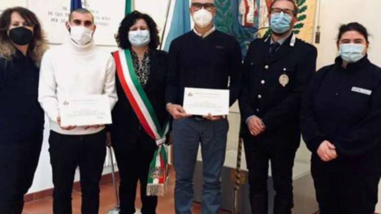 Salvano anziano dal suicidio a San Mauro: L'ho preso per i piedi Salvano anziano dal suicidio a San Mauro: L'ho preso per i piedi