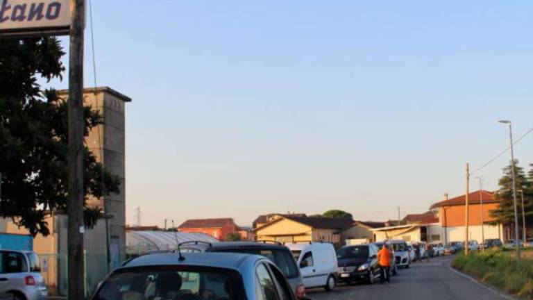 Gambettola, file interminabili di auto per il metano meno caro Gambettola, file interminabili di auto per il metano meno caro