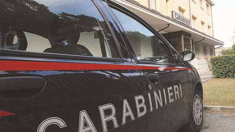 Gli puntano il coltello alla gola, salvato dai carabinieri Gli puntano il coltello alla gola, salvato dai carabinieri