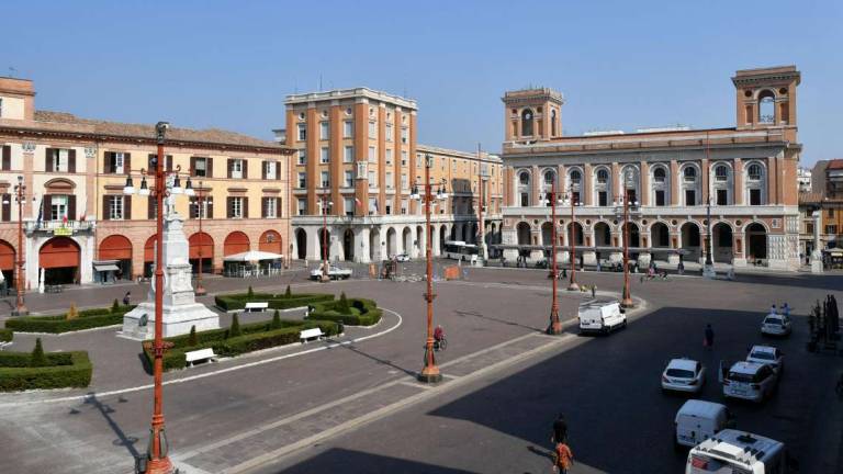 Forlì. Lampioni in piazza Saffi bloccati dalla scelta del colore Forlì. Lampioni in piazza Saffi bloccati dalla scelta del colore