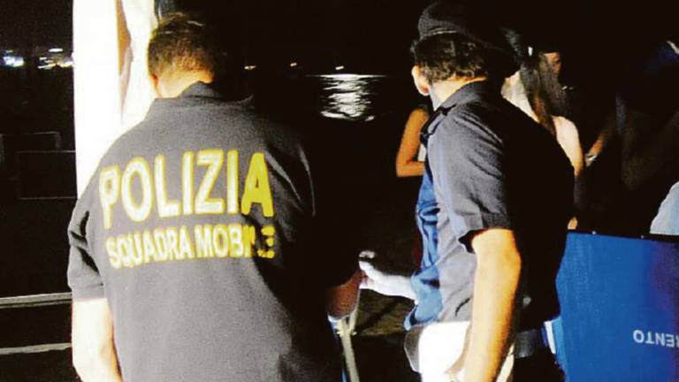 Rimini. Ragazza aggredita in spiaggia, si indaga su ipotesi stupro Rimini. Ragazza aggredita in spiaggia, si indaga su ipotesi stupro