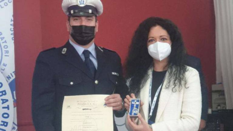 Cesena, salvano una donna: agenti premiati Cesena, salvano una donna: agenti premiati