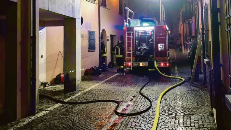 Cesena, casa a fuoco: due alloggi inagibili e sfollati sistemati Cesena, casa a fuoco: due alloggi inagibili e sfollati sistemati