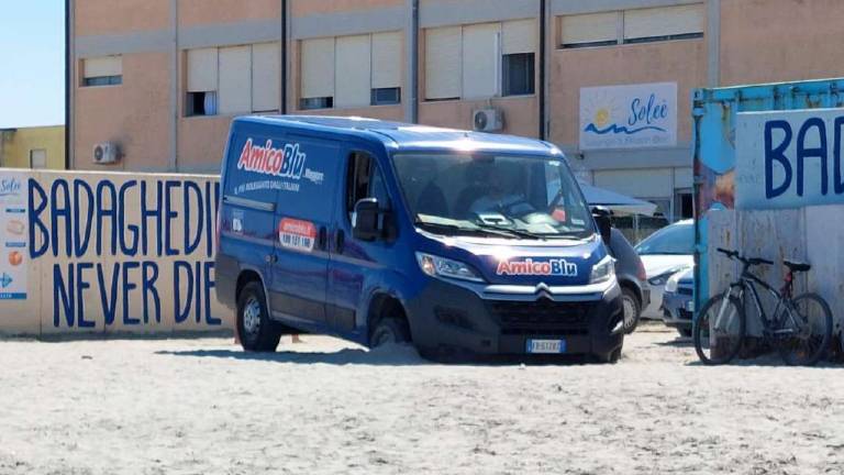 Cesenatico: ennesimo veicolo in trappola nella sabbia a Ponente Cesenatico: ennesimo veicolo in trappola nella sabbia a Ponente