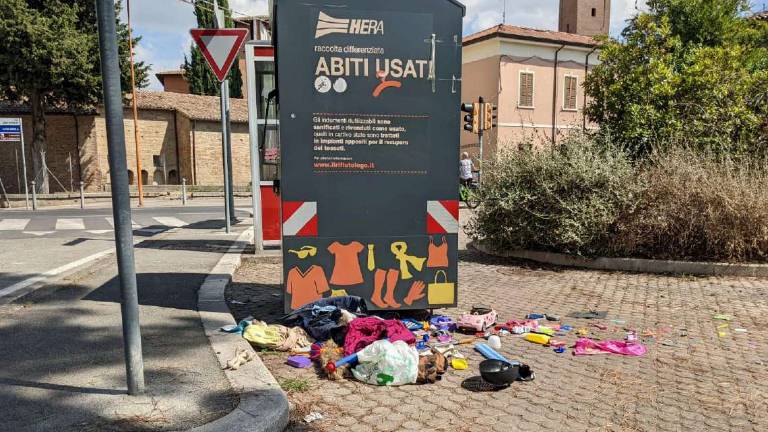 Cesena: continuano i vandalismi contro le raccolte di abiti usati Cesena: continuano i vandalismi contro le raccolte di abiti usati