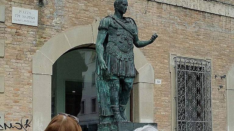 Rimini. L'Anpi dice no alla statua di Giulio Cesare regalata da Mussolini in piazza Tre Martiri: Un'offesa al sacrificio Rimini. L'Anpi dice no alla statua di Giulio Cesare regalata da Mussolini in piazza Tre Martiri: Un'offesa al sacrificio