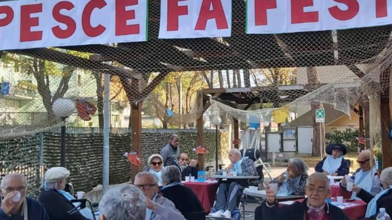 Cesenatico, festa del pesce a domicilio alla residenza per anziani Cesenatico, festa del pesce a domicilio alla residenza per anziani