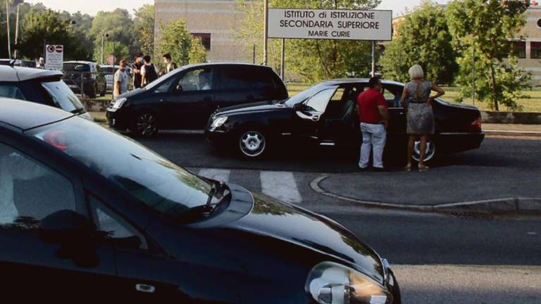 Savignano, caos pericoloso davanti a scuola: E peggiorerà Savignano, caos pericoloso davanti a scuola: E peggiorerà