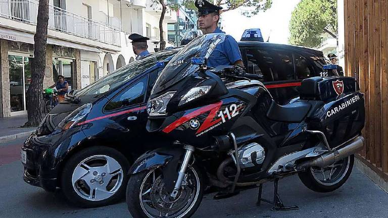 Baby gang armata di taser rapina giovani turisti a Riccione Baby gang armata di taser rapina giovani turisti a Riccione