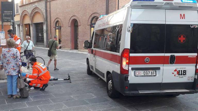 Incidente col monopattino in centro a Cesena: feriti in tre Incidente col monopattino in centro a Cesena: feriti in tre