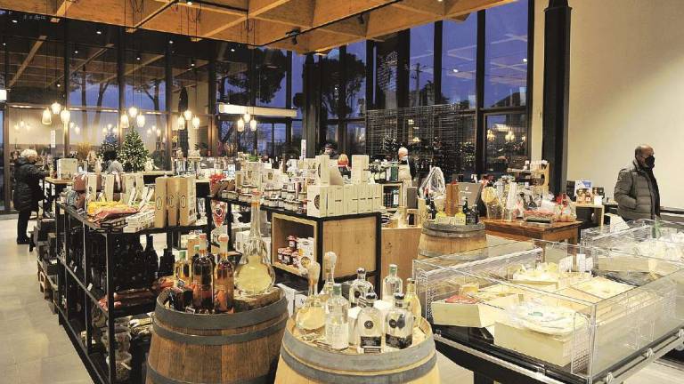 Cesena, Cantina: meno vino per la siccità ma il nuovo negozio tira Cesena, Cantina: meno vino per la siccità ma il nuovo negozio tira