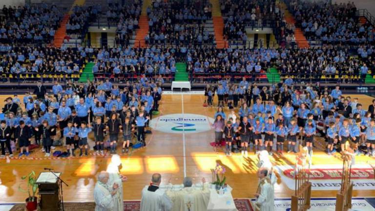 Cesena, messa scout al Carisport: le offerte alle Cucine popolari Cesena, messa scout al Carisport: le offerte alle Cucine popolari