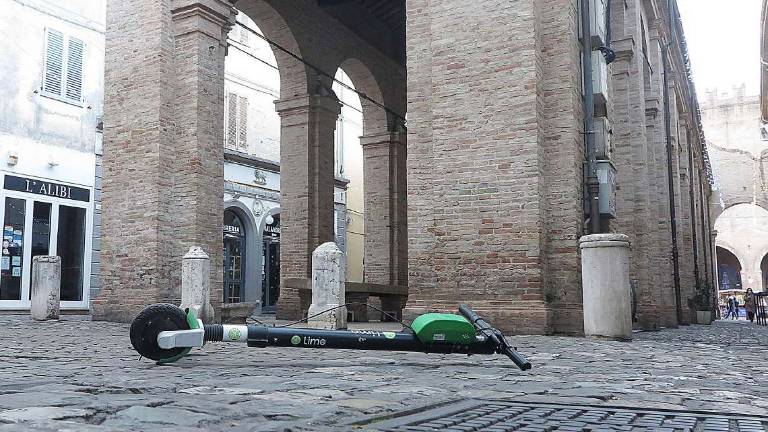 Rimini, che tristezza i monopattini abbandonati in centro Rimini, che tristezza i monopattini abbandonati in centro