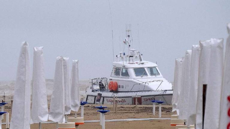 Rimini, tre surfisti escono comunque in mare: la Guardia costiera li cerca e si spiaggia Rimini, tre surfisti escono comunque in mare: la Guardia costiera li cerca e si spiaggia