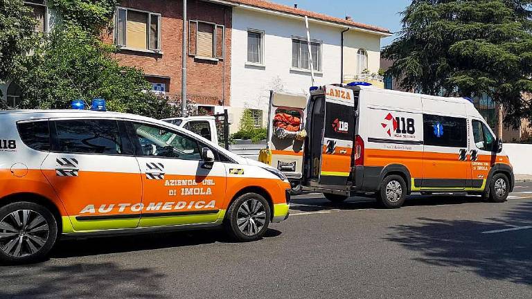 Imola, ciclomotore contro camion, due ragazzi feriti Imola, ciclomotore contro camion, due ragazzi feriti
