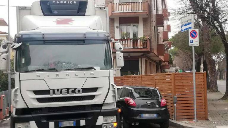 Rimini, autocarri contromano, tra i bambini: ora basta Rimini, autocarri contromano, tra i bambini: ora basta