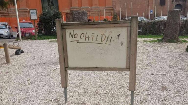 Faenza, la scritta anti-bimbi al parco indigna i social Faenza, la scritta anti-bimbi al parco indigna i social