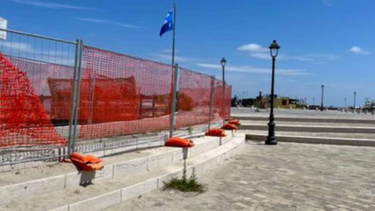 Cesenatico, lavori in corso per sistemare piazza Spose dei Marinai Cesenatico, lavori in corso per sistemare piazza Spose dei Marinai