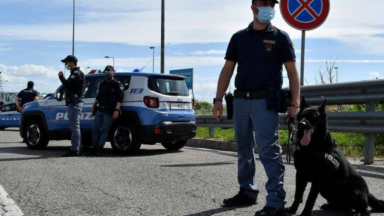Forlì, controlli della Polizia anche con i cani Forlì, controlli della Polizia anche con i cani