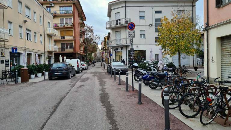 Rimini. Automobili e moto ovunque: piazzetta Agabiti soffoca Rimini. Automobili e moto ovunque: piazzetta Agabiti soffoca