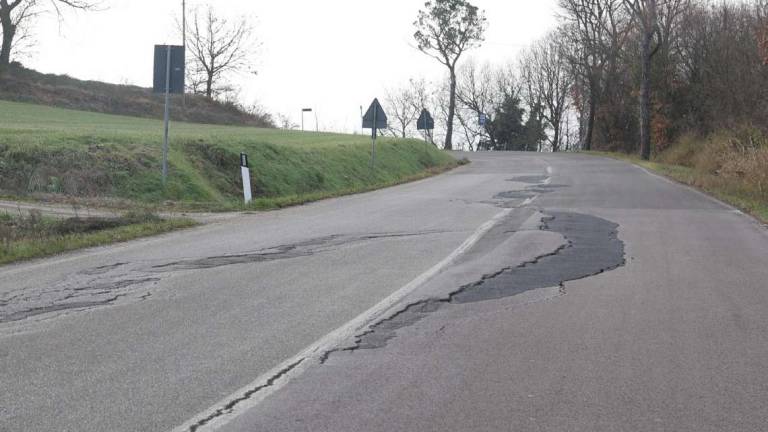 Tra Borello e Gualdo la provinciale ormai è una mulattiera Tra Borello e Gualdo la provinciale ormai è una mulattiera
