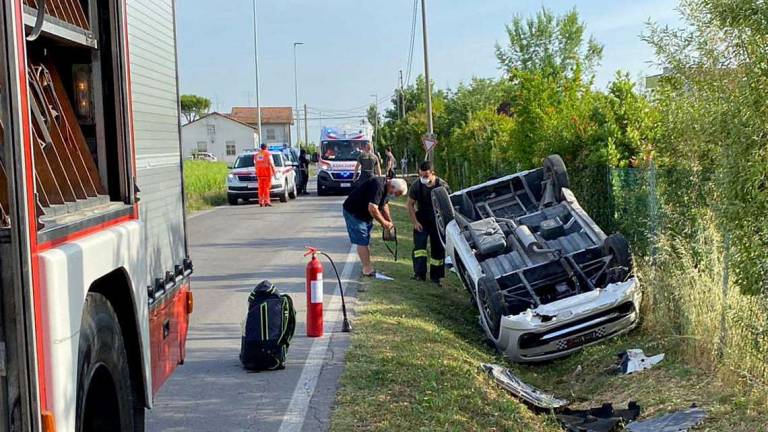 Auto nel fosso a Sala di Cesenatico: ferita una donna Auto nel fosso a Sala di Cesenatico: ferita una donna
