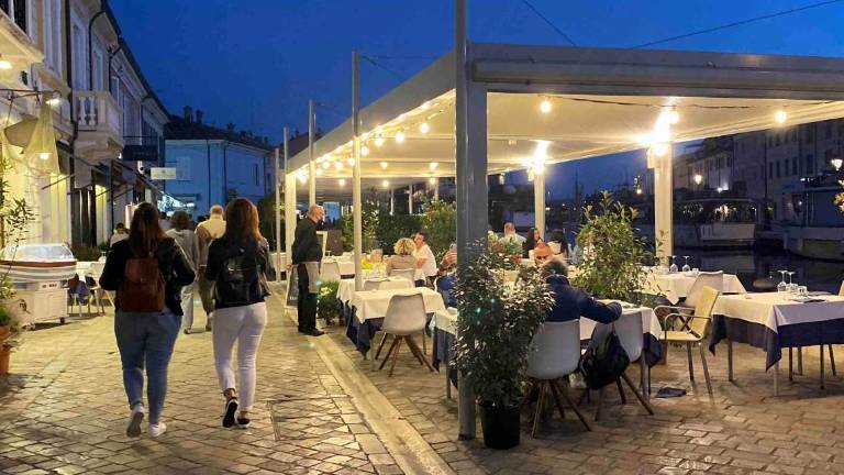 Cesenatico, meno tavoli sul porto canale: lamentela dei ristoratori Cesenatico, meno tavoli sul porto canale: lamentela dei ristoratori