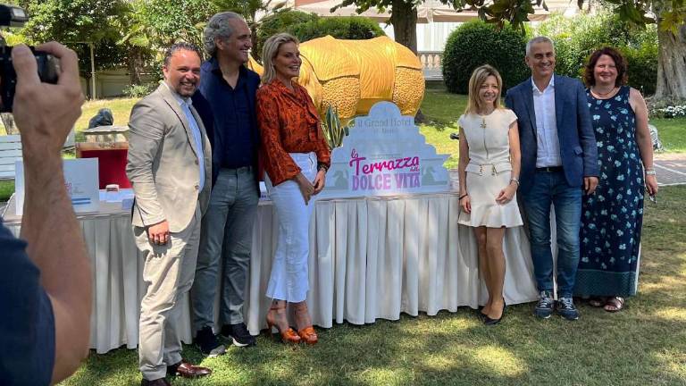 Ventura e Terzi sulla Terrazza del Grand Hotel di Rimini Ventura e Terzi sulla Terrazza del Grand Hotel di Rimini