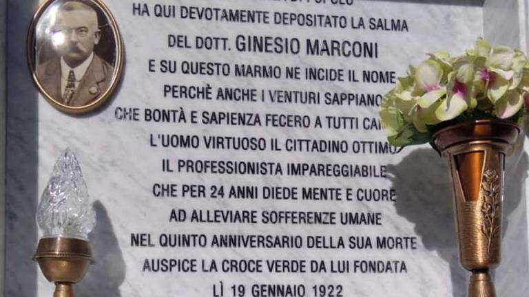Cesenatico, ripulita la tomba del medico illustre Cesenatico, ripulita la tomba del medico illustre