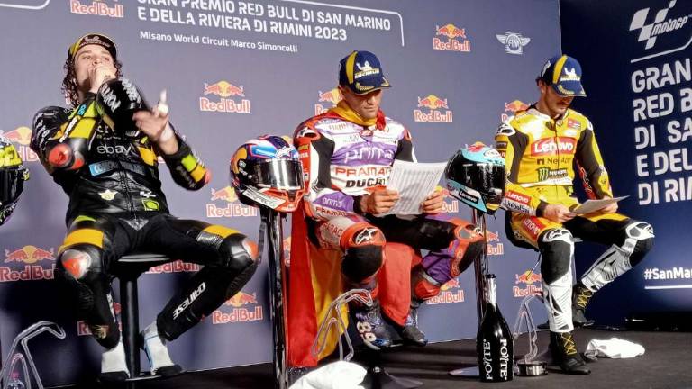 MotoGp, spumante e cabaret: Bezzecchi è uno showman MotoGp, spumante e cabaret: Bezzecchi è uno showman