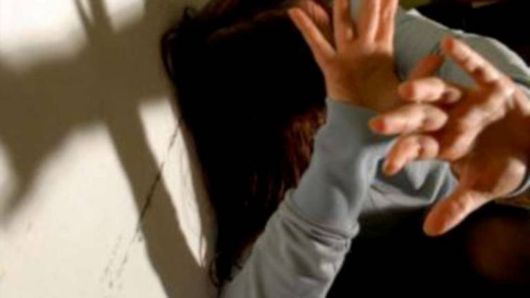 Rimini, troppo sexy dal medico, le sbatte la testa contro il lavandino: l'incubo di un compagno violento Rimini, troppo sexy dal medico, le sbatte la testa contro il lavandino: l'incubo di un compagno violento